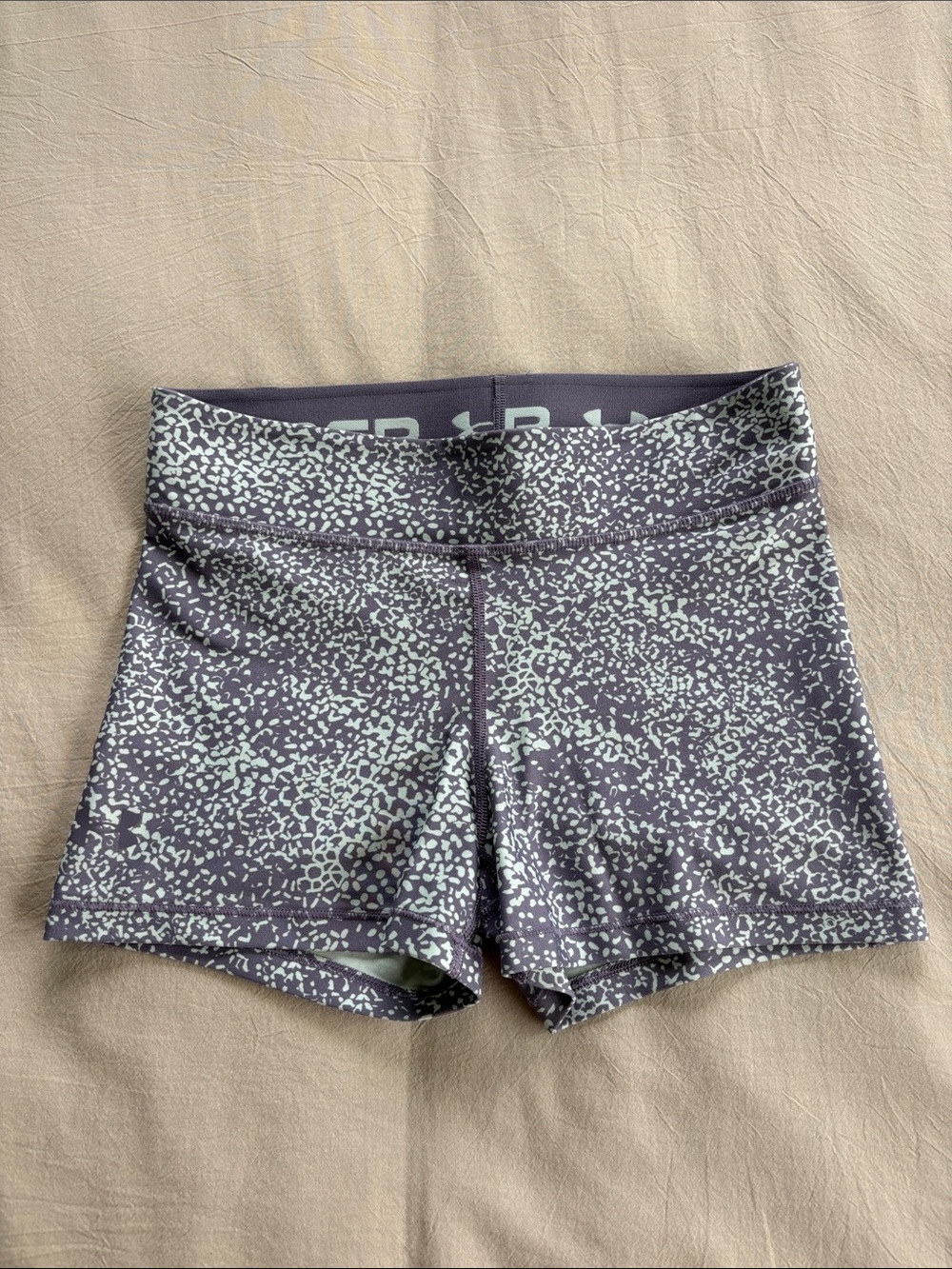 Under Armour HeatGear Printed Mid-Rise Compression Shorts